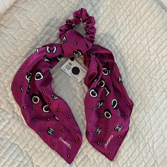 Chanel
2023 CC Silk Scrunchie w/ Tags - Picture 2 of 3